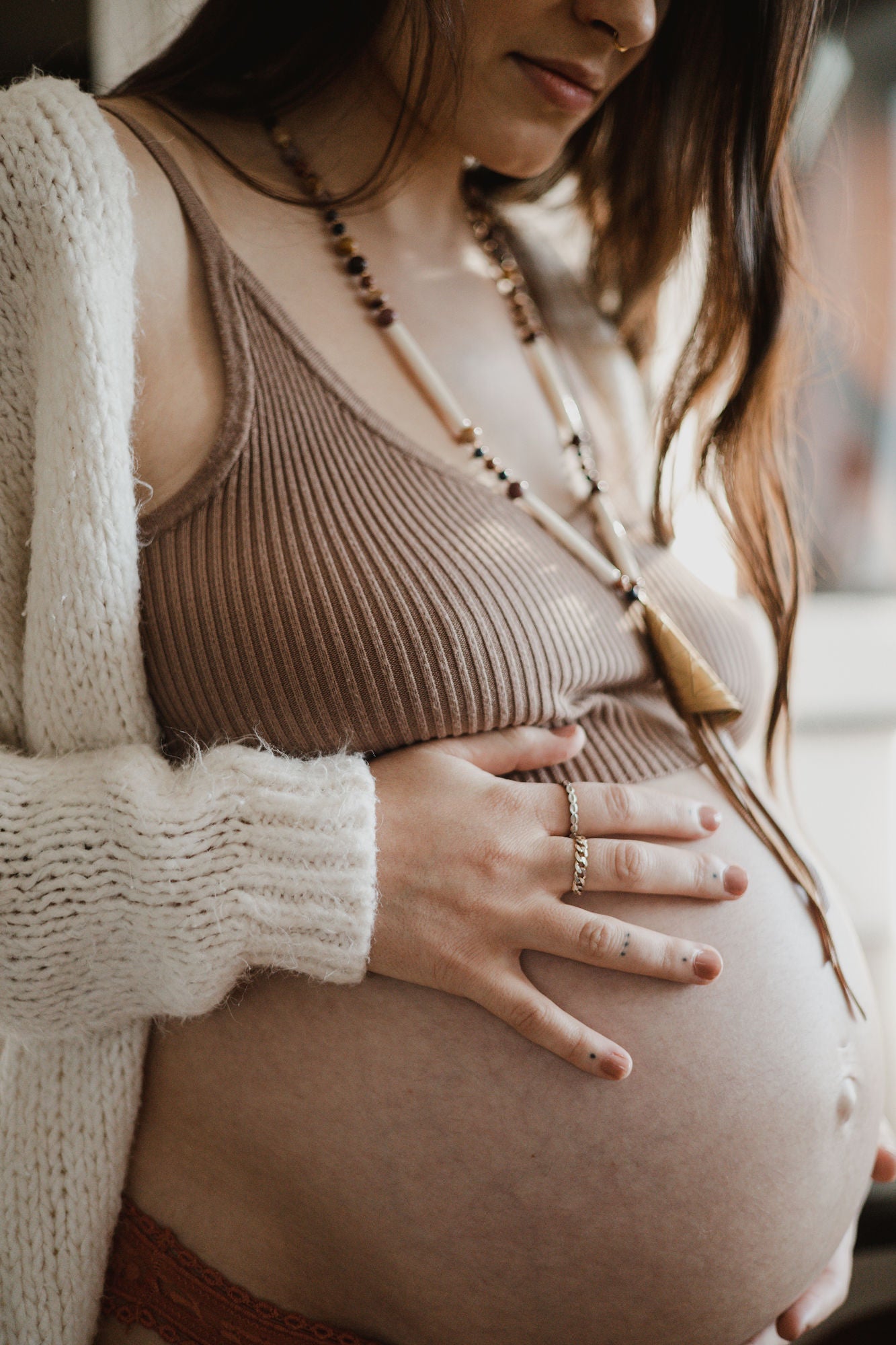 Femme enceinte et collier régalia