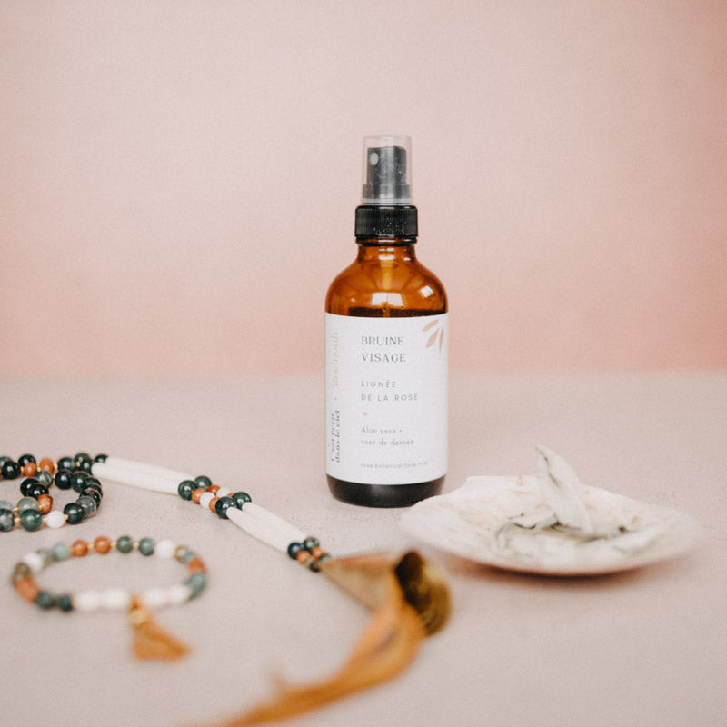 Bruine pour le visage et collier régalia