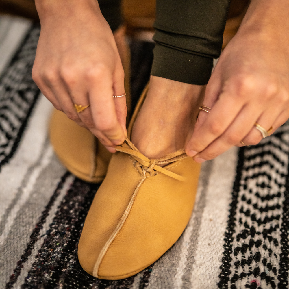 Mocassion Yata terre érable vue de près au yoga