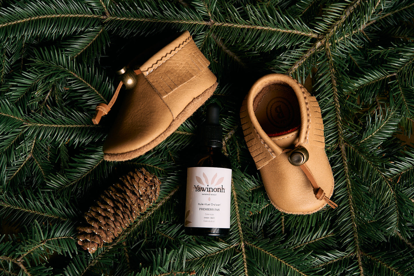 Mocassins pour bébé et huile rituel