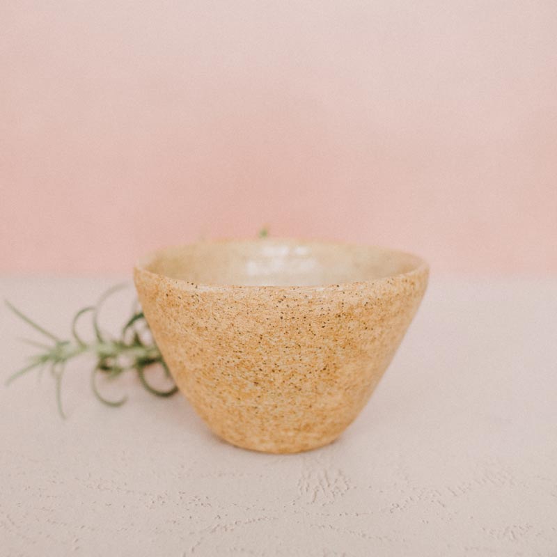 Tasse en argile couleur sable