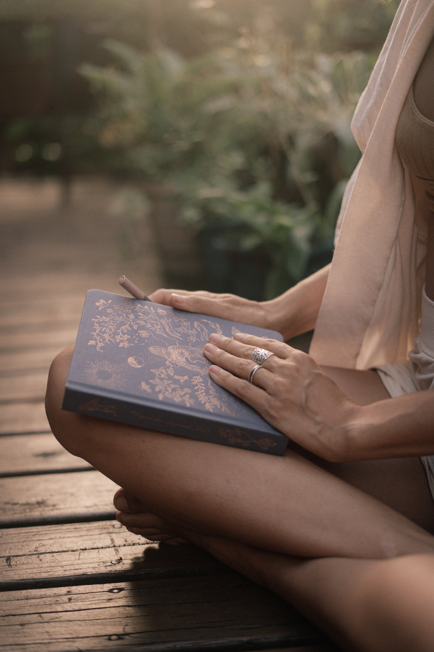 Femme qui tient dans ses main le Mandala Lunaire à l'extérieur