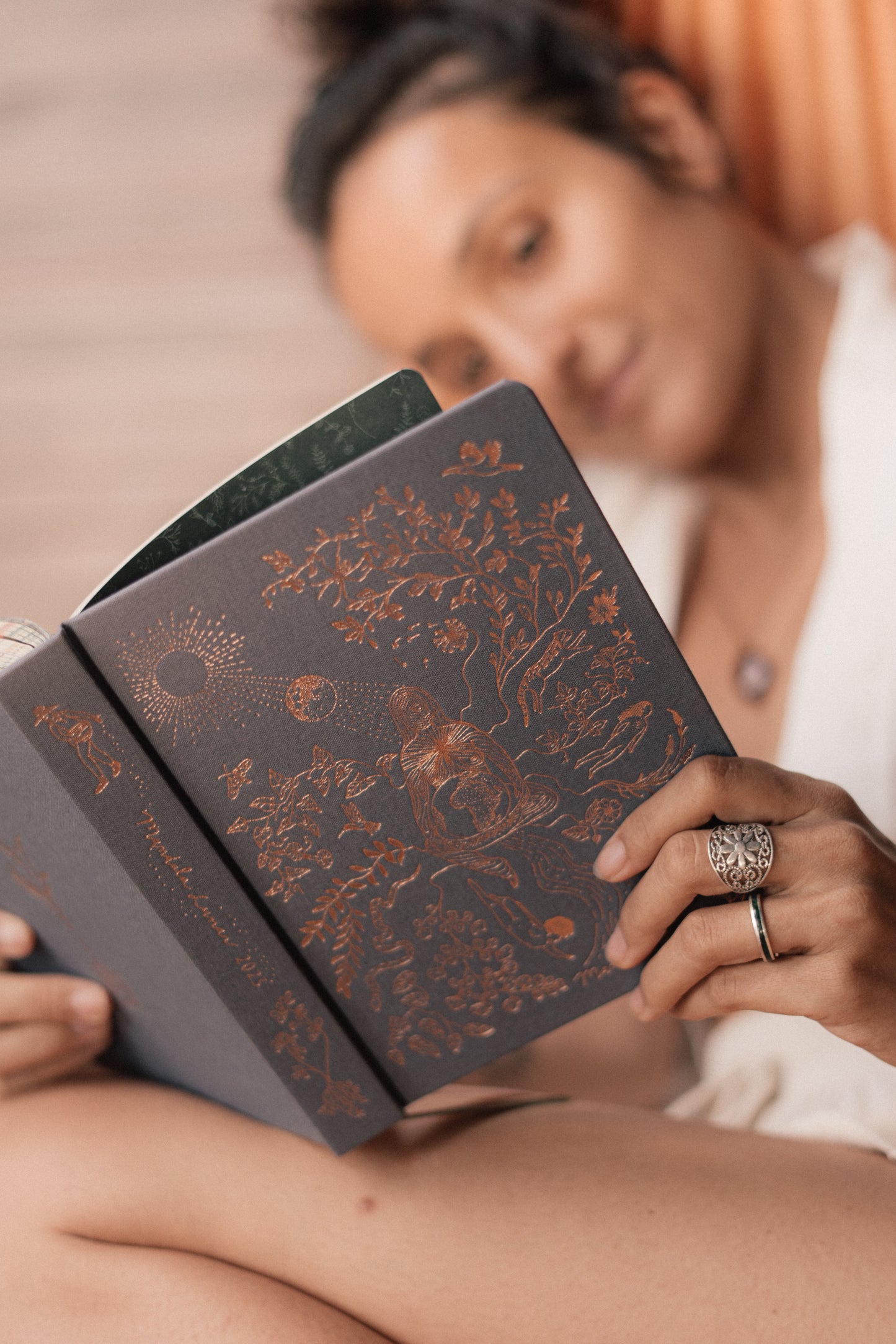 Femme qui consulte le mandala Lunaire