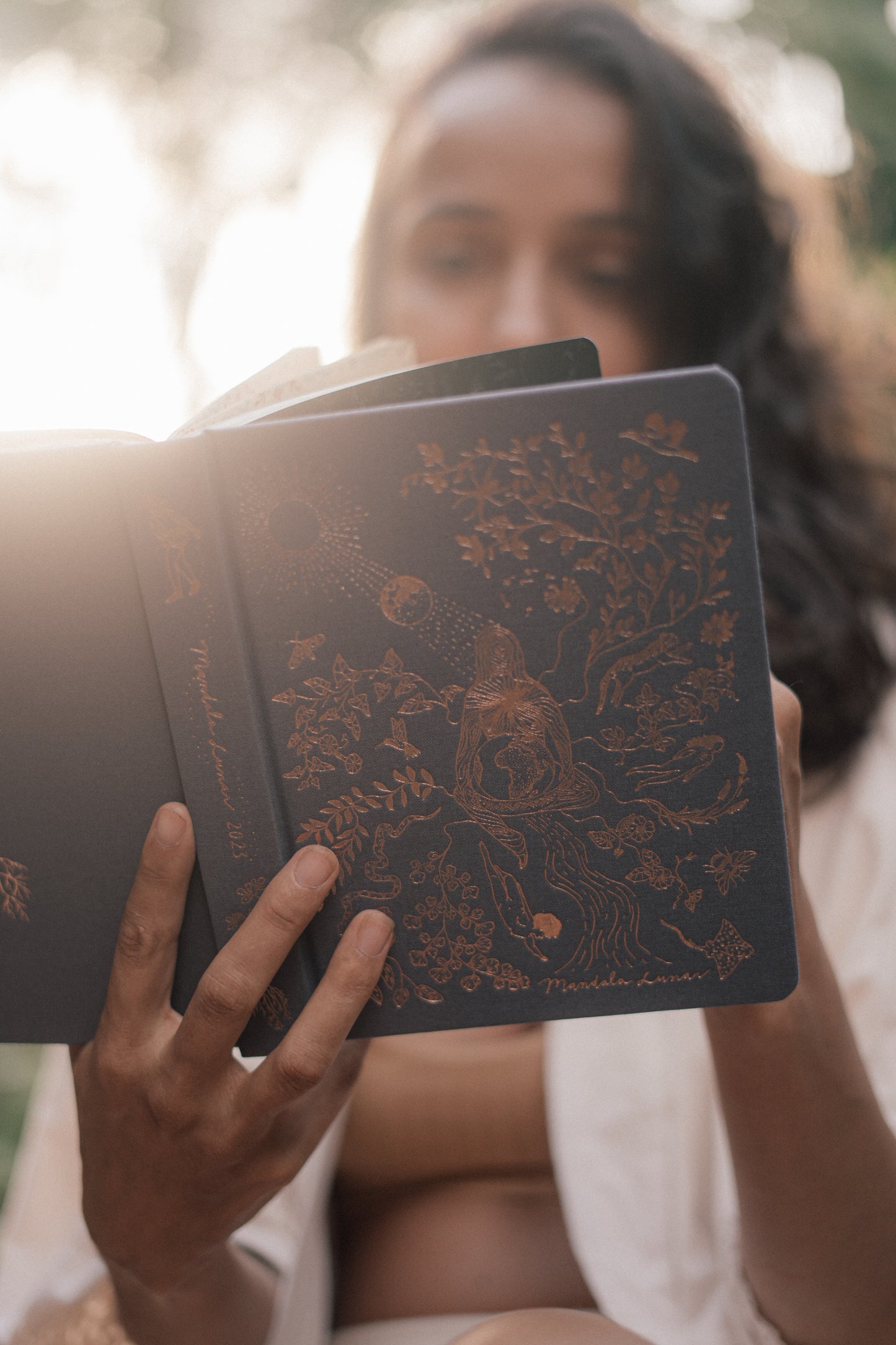 Femme lisant le Mandala lunaire