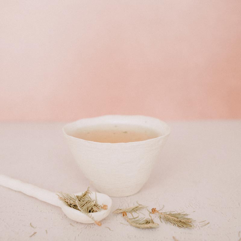 Infusion de sapin baumier avec cuillère et tasse en argile