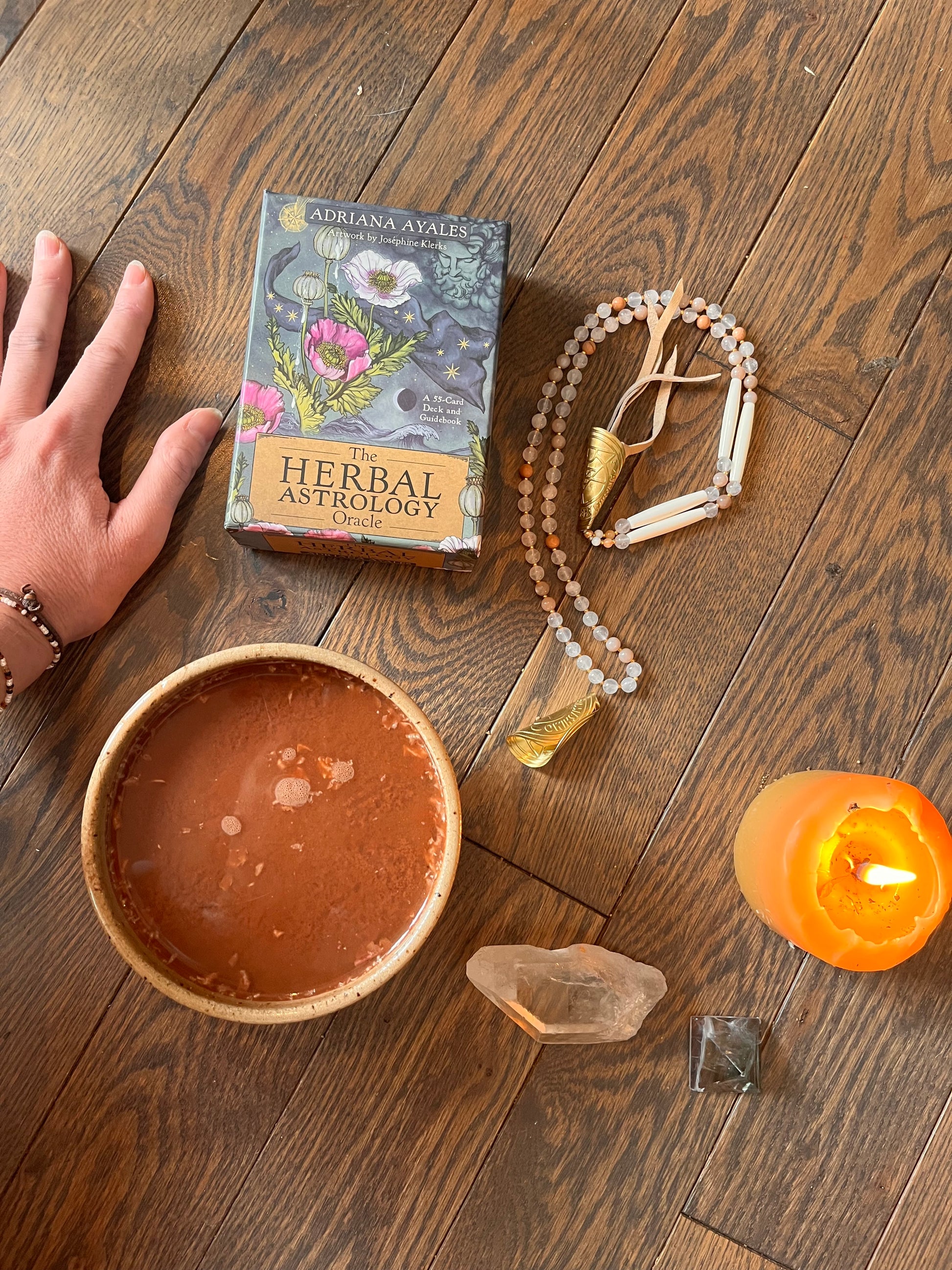 Jeu d'oracle Herbal Astrology, cacao, collier, chandelle