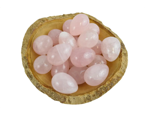 Œufs de yoni en quartz rose dans un bol